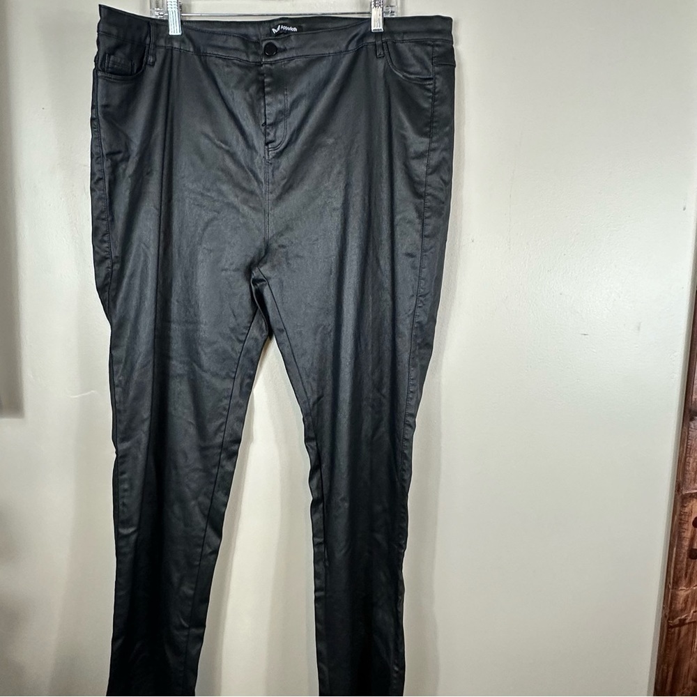 Apperloth 5 xlarge black like new fake leather. 20-1/2 waist. 13”rise 39-1/2 ins